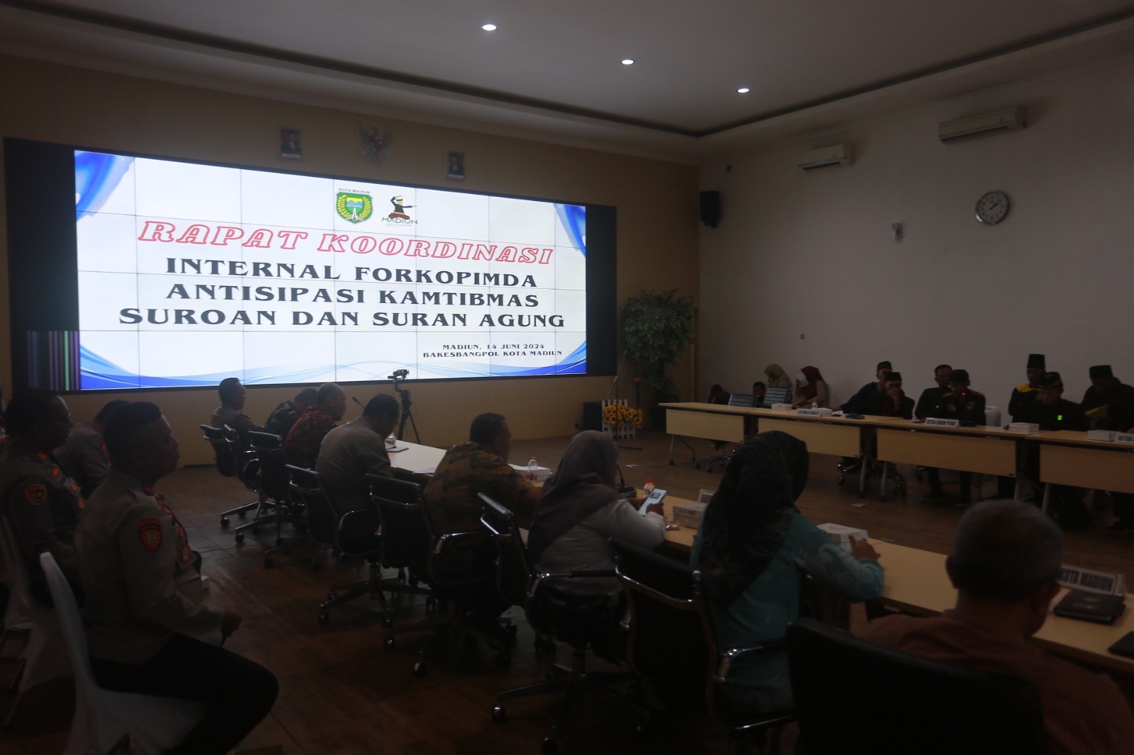 KAWAL: Suasana rakor pembahasan rencana pengamanan Suroan-Suran Agung di GCIO Kota Madiun kemarin (14/6). (BAGAS BIMANTARA/JAWA POS RADAR MADIUN)