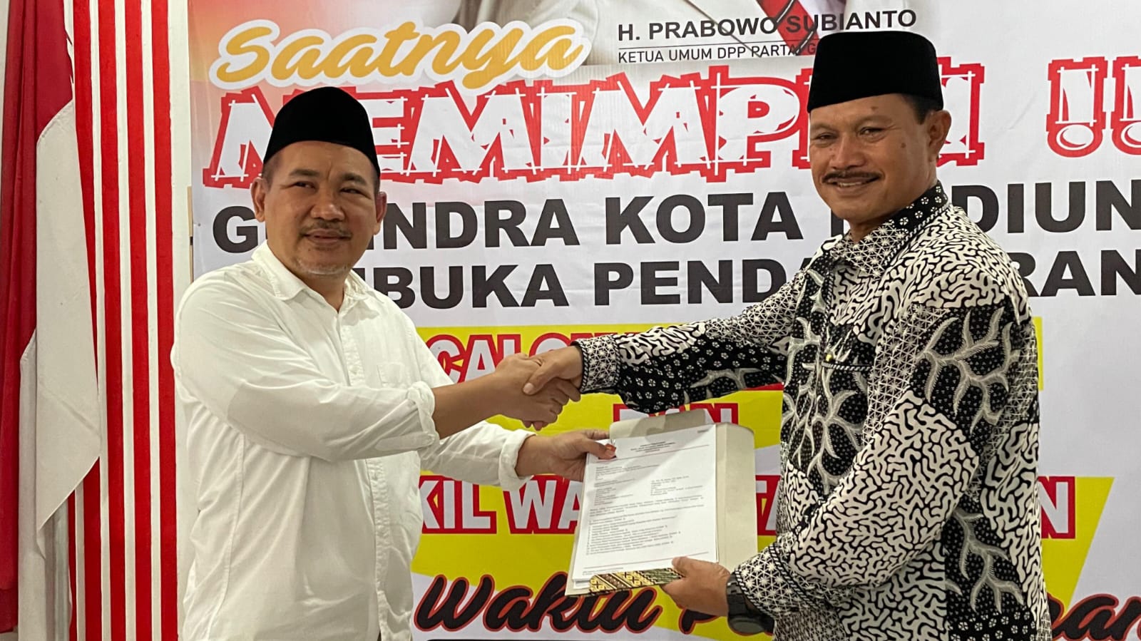 CALON AE 1: Maidi (kanan) saat mengembalikan berkas formulir pendaftaran sebagai bacawali di DPD Gerindra Kota Madiun beberapa  waktu lalu.