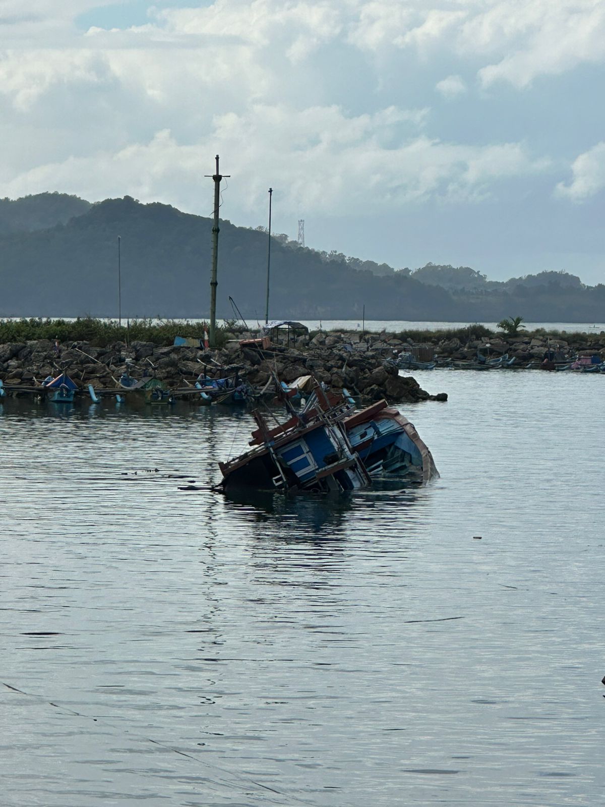 BANGKAI KAPAL: Sejumlah nelayan mengeluhkan akses keluar-masuk pelabuhan terganggu. (DOKUMEN RADAR PACITAN)