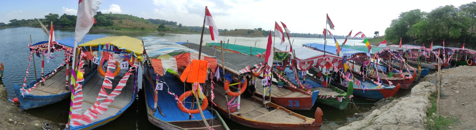 PERAHU HIAS: Sejumlah perahu nelayan Waduk Sangiran, Ngawi, dihias dalam peringatan HUT ke-78 Bhayangkara.&nbsp;(SATRIO JATI WASKITO/RADAR NGAWI)