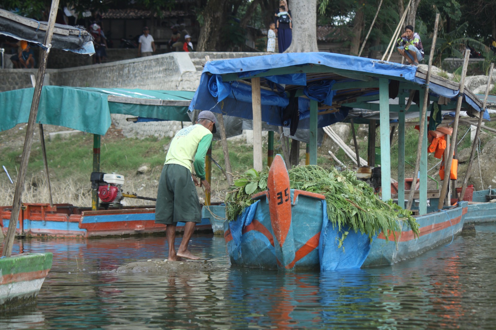 ANGKUTAN ALTERNATIF: Selain disewakan ke pemancing, perahu digunakan untuk tranportasi dan angkutan barang sehari-hari. (SATRIO JATI WASKITO/RADAR NGAWI)