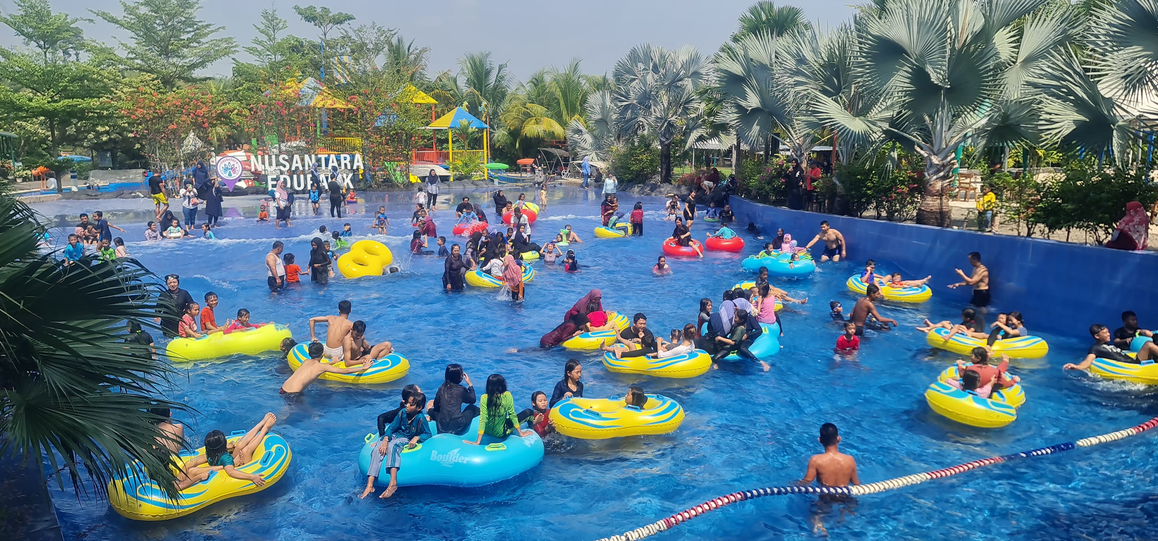 MENINGKAT: Kunjungan wisata Nusantara Edupark naik 20 persen saat momen Hari Raya Idul Adha, Senin (17/6). (FAIZAL HERMAWAN UNTUK RADAR MADIUN)