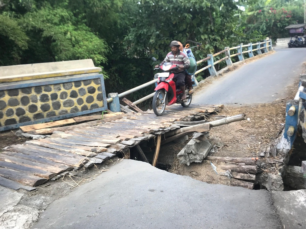SEMAKIN PARAH: Kondisi jembatan rusak di Desa Klumutan, Saradan yang semakin parah karena tak kunjung diperbaiki, Selasa (18/6). (R. BAGUS RAHADI/RADAR MADIUN)