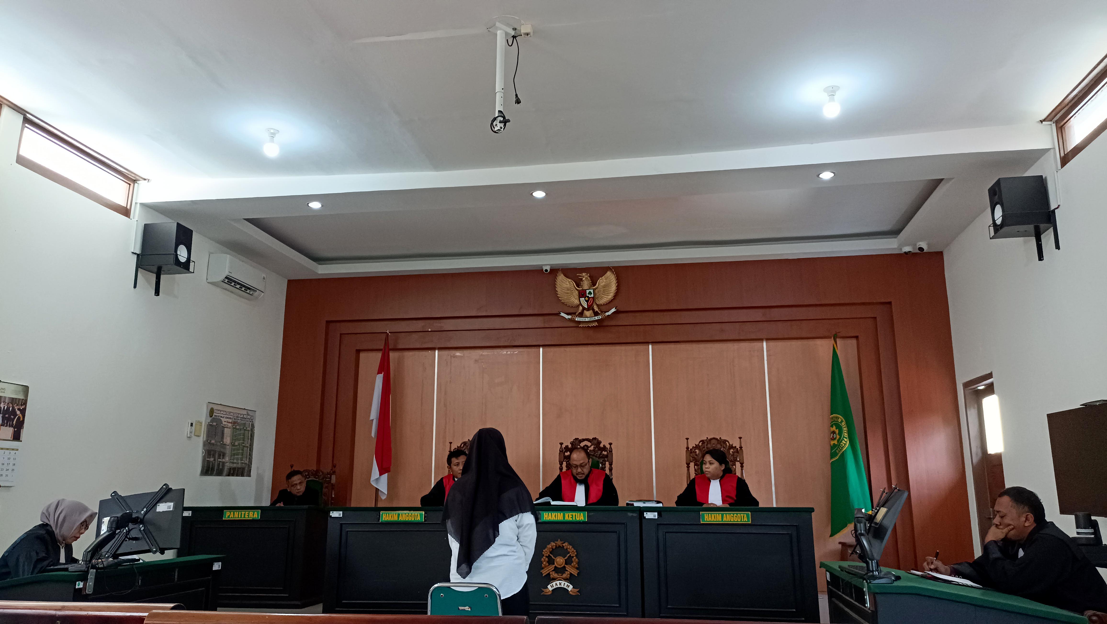 BELUM SELESAI: Tersangka AFA saat divonis dalam kasus pencurian yang berkaitan erat dengan pembunuhan racun sianida.&nbsp;(DOKUMEN RADAR PACITAN)