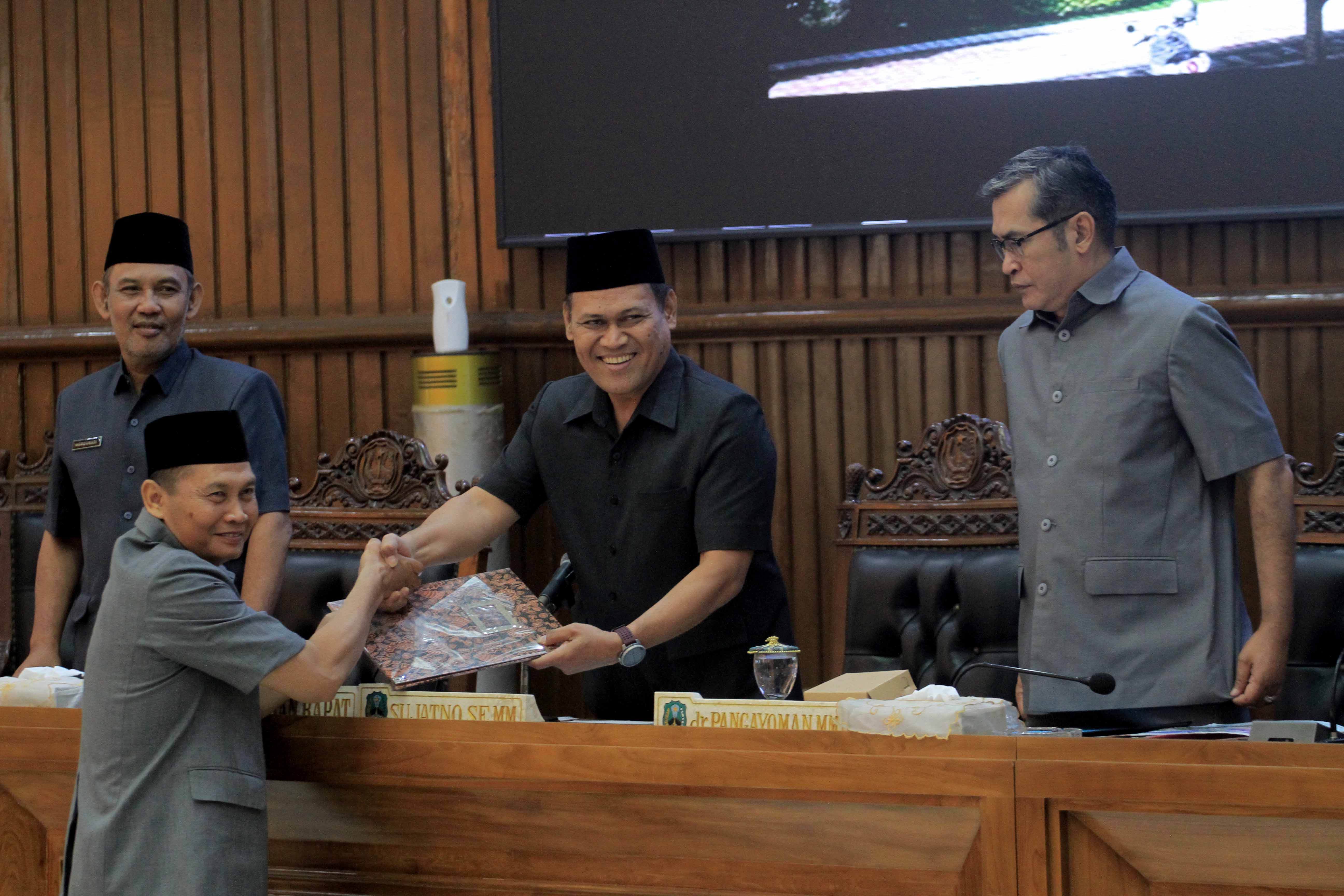 ASPIRASI : Fraksi-fraksi di DPRD Magetan menyampaikan pandangan umum atas pelaksanaan APBD 2023 saat sidang paripurna, Rabu (19/6).
