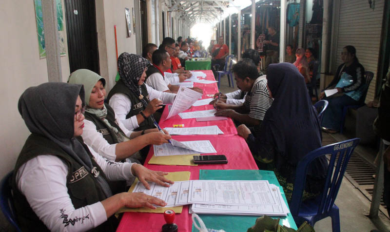 VALIDASI: Tim DPPTK Kabupaten Ngawi mendata pedagang salah satu pasar tradisional.