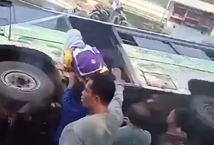 Tangkapan layar video amatir bus terguling di Jepara.