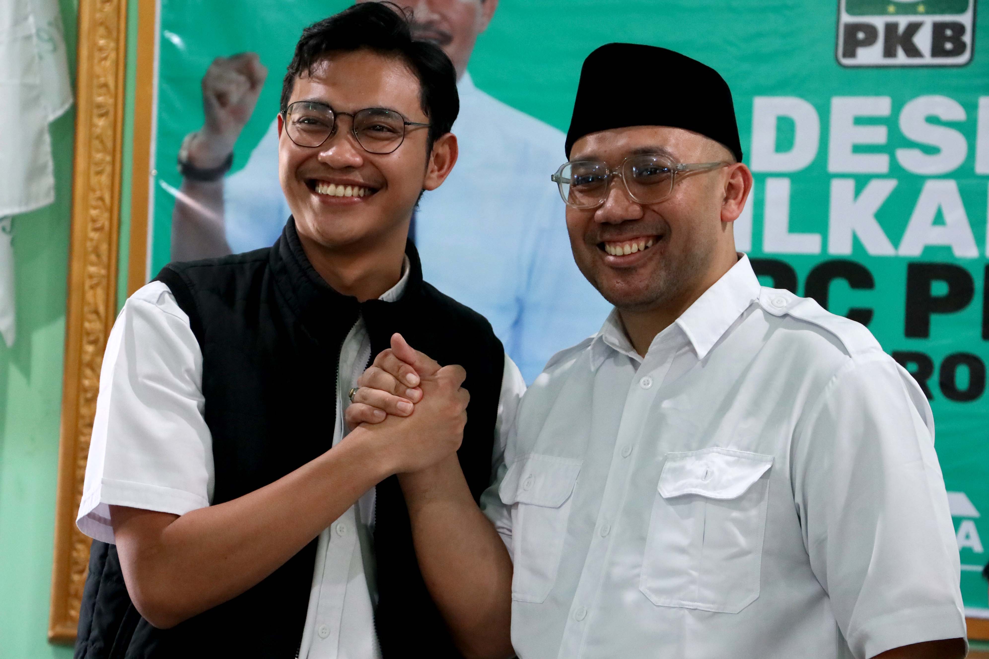 SENYUM SEMRINGAH : Bacabup Muhammad Harun Ar Rasyid dan bacawabup Ibnu Alfandy Yusuf kompak berpose di depan kamera awak media, Rabu (19/6).