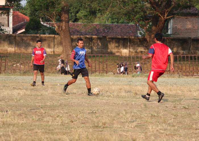 TIDAK LAYAK: Kondisi rumput di Stadion Batoro Katong Kabupaten Ponorogo tak terlihat hijau selaiknya lapangan sepak bola.