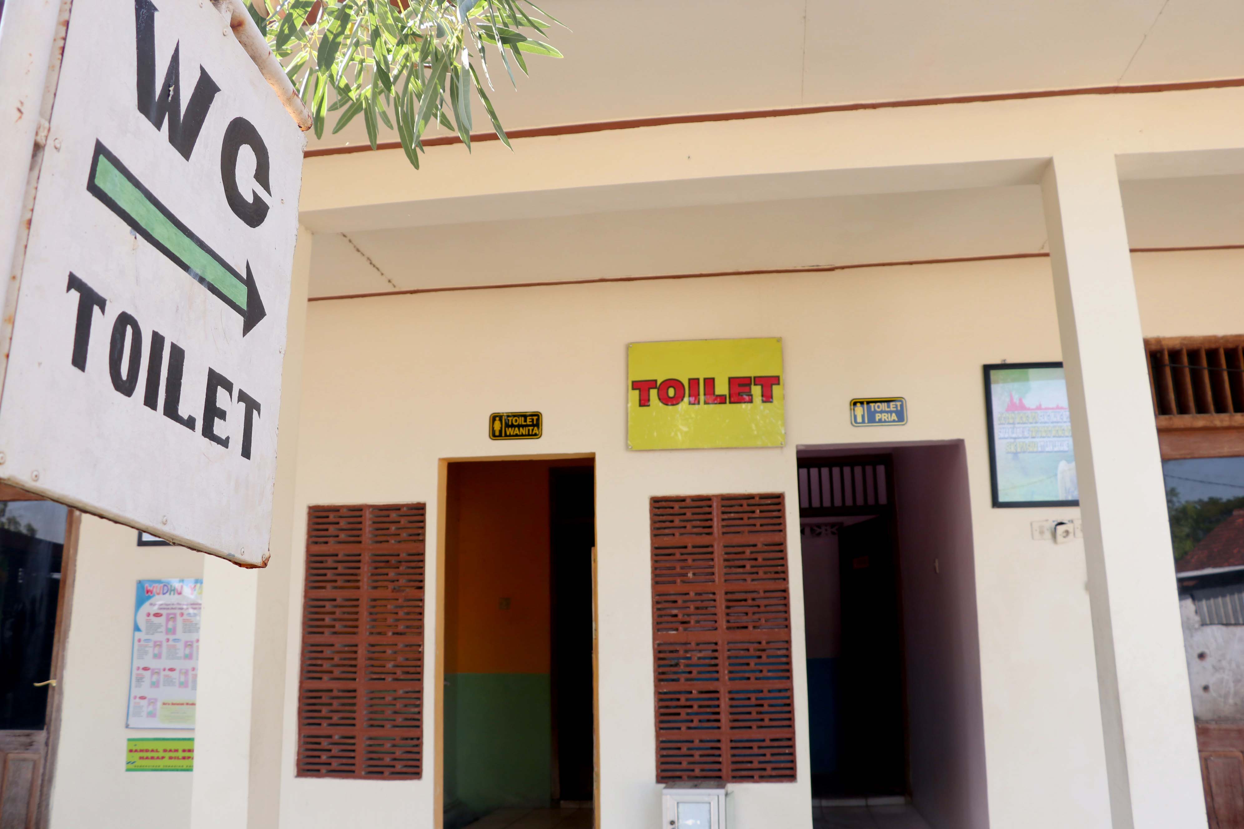 TKP ASUSILA: Toilet Masjid Al Ikhlas, Desa Carat, Kauman, Kabupaten Ponorogo jadi lokasi mesum sejoli Selasa malam (18/6) lalu.  SUGENG DWI N./JAWA POS RADAR PONOROGO