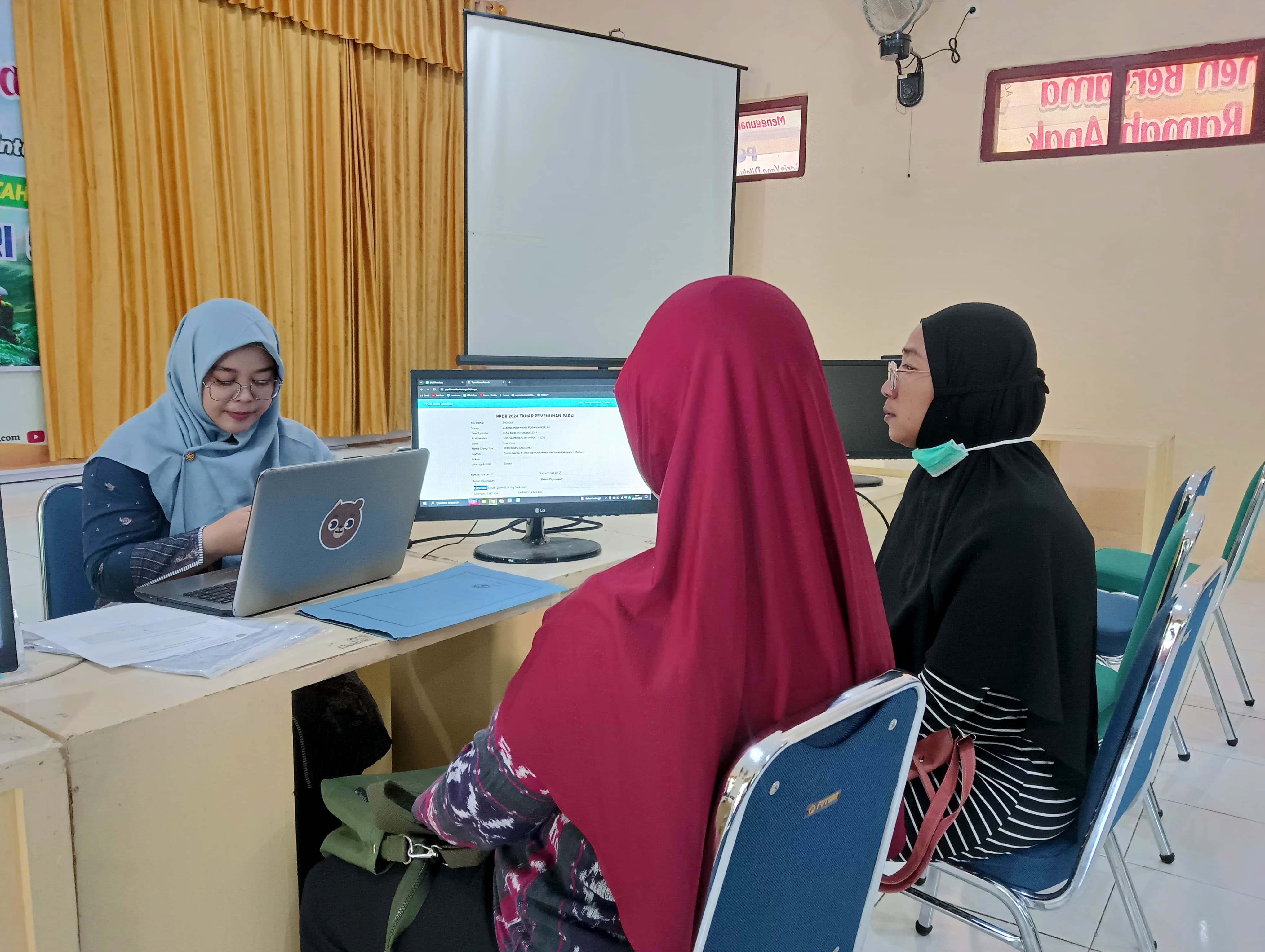 PPDB: Salah seorang wali murid mendaftarkan putrinya di SMPN 9 Kota Madiun melalui jalur pemenuhan pagu, Kamis (20/6). (ERLITA HERMININGSIH/RADAR MADIUN)
