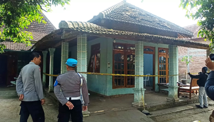 Sebuah rumah di Desa Blembem, Jambon, yang rusak ketiban balon udara bermercon pada Mei lalu.