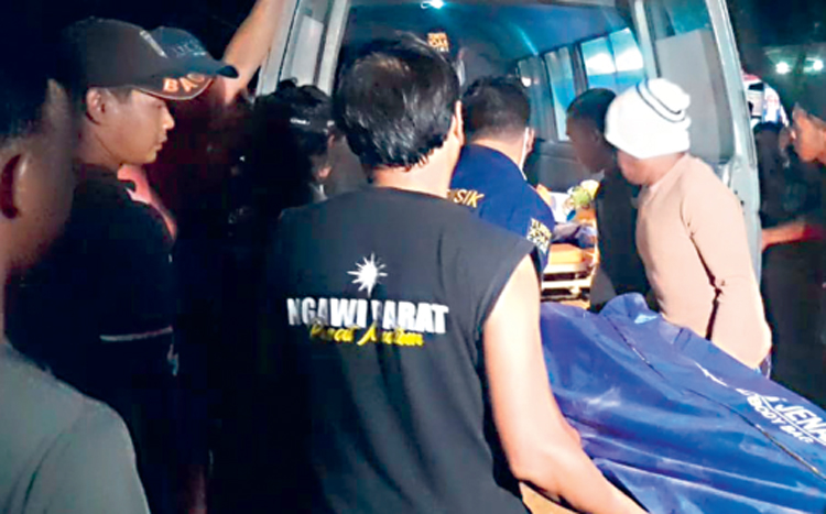 LAKA MAUT: Seorang korban saat dievakuasi dari TKP.