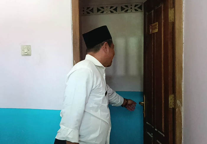 RUANG SEMPIT : Sepasang sejoli digerebek warga lantaran diduga berbuat mesum di dalam toilet Masjid Al Ikhlas, Desa Carat, Kauman, Kabupaten Ponorogo, Selasa malam (18/6) lalu.