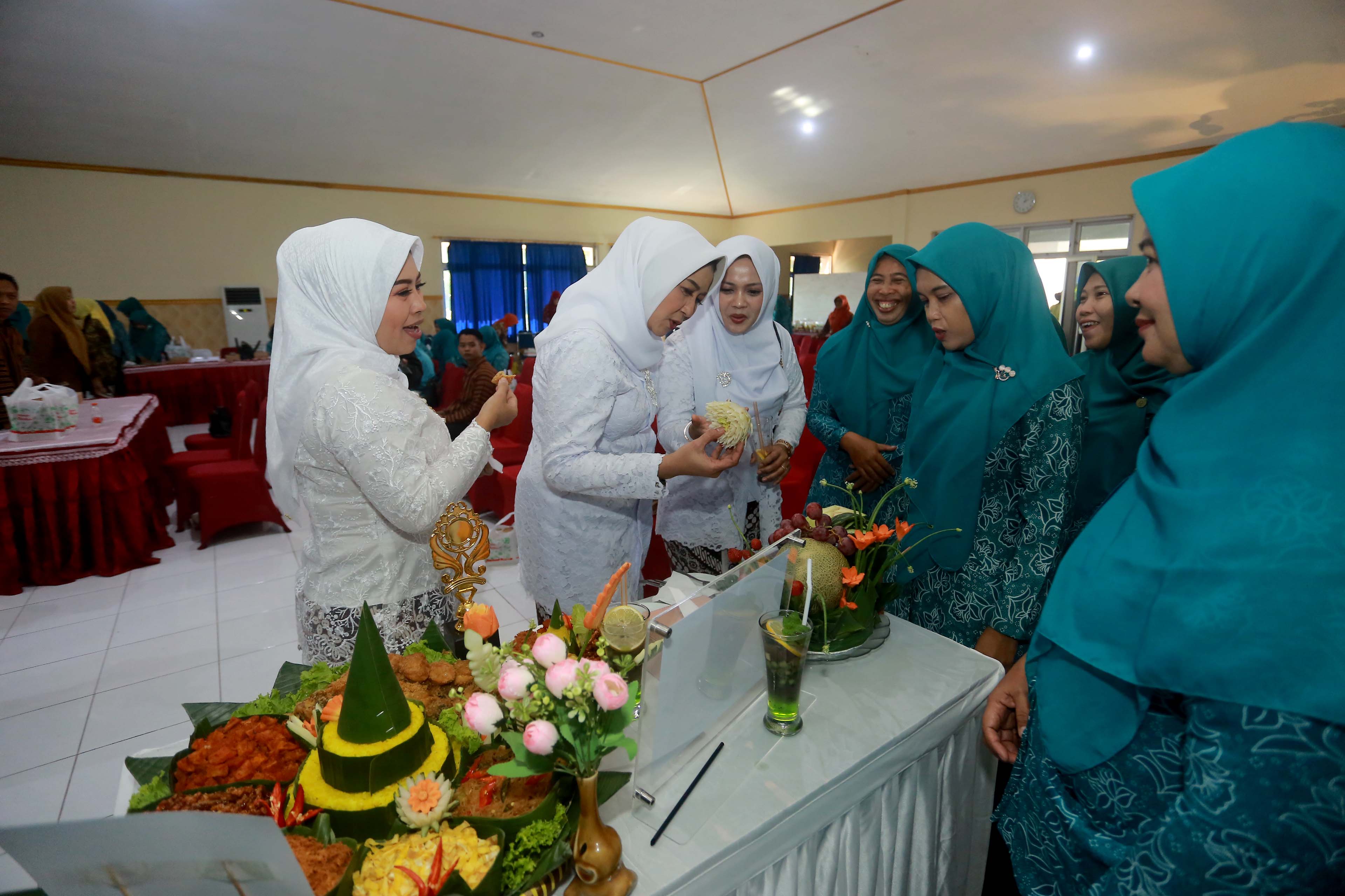 KAGUM: Rika Agustini (kiri) bersama dengan TP PKK Kota Madiun saat mengecek hasil kreasi lomba tumpeng kelurahan di Manguharjo, Kamis (20/6). (BAGAS BIMANTARA/RADAR MADIUN)
