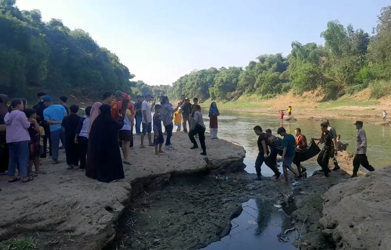 LAKA AIR: Proses evakuasi korban tenggelam di Bengawan Madiun masuk Desa Kartoharjo, Kabupaten Ngawi, Kamis (20/6).
