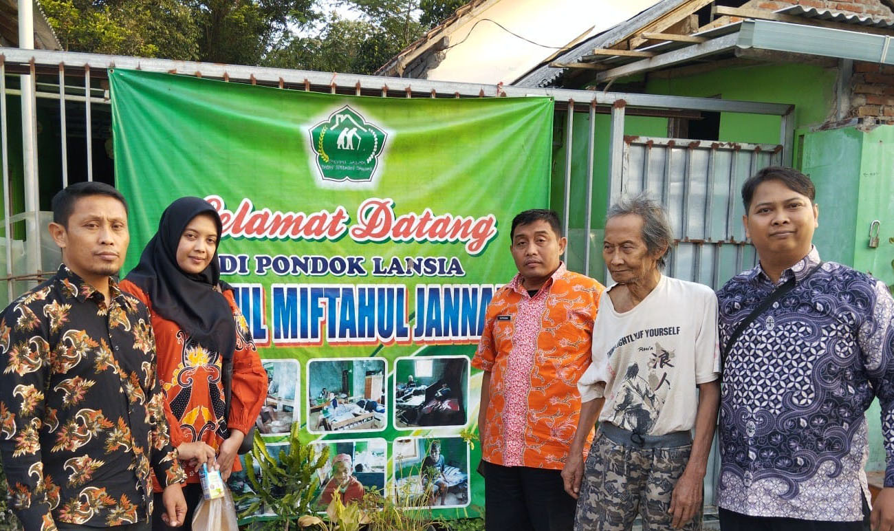ADAPTASI: Mbah Suyoto, lansia yang tinggal di lubang tanah di Desa Sidomulyo, Sawahan telah sampai di pondok lansia yang berada di Kabupaten Blitar, Kamis (20/6) lalu. (DINSOS KAB. MADIUN)&nbsp;