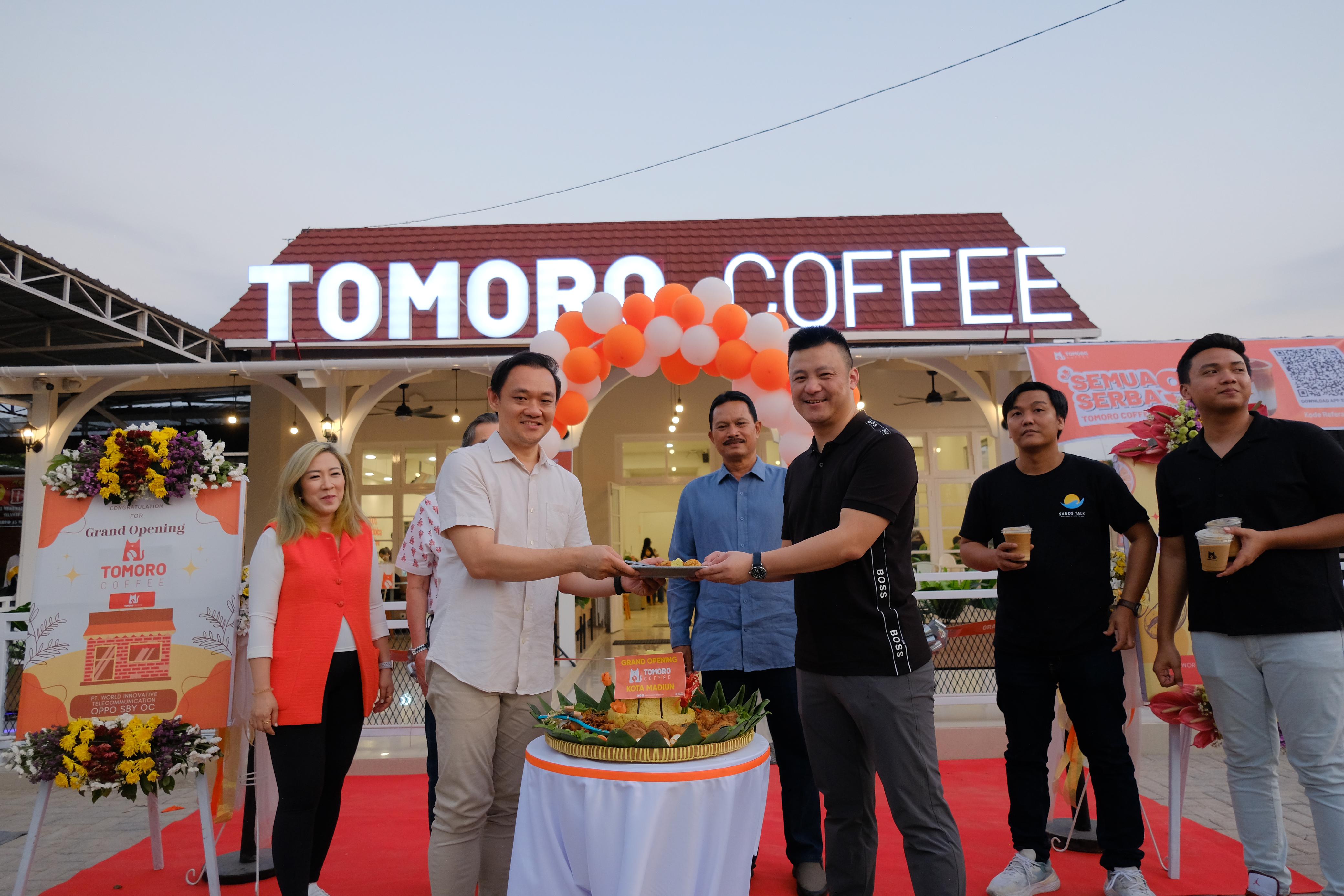 GRAND OPENING: Kemeriahan acara peresmian gerai baru Tomoro Coffee di Kota Madiun, 20 Juni lalu. (TOMORO UNTUK RADAR MADIUN)