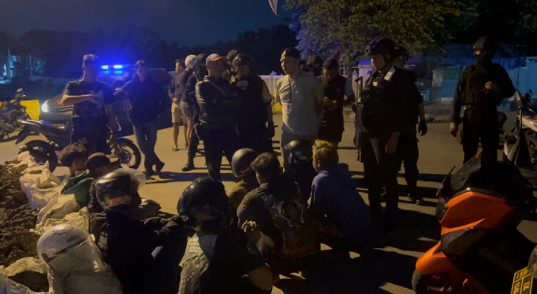 BENTROK: Tim Sparta Polresta Solo ngleremake tawuran ing Kelurahan Joglo, Kota Surakarta, Minggu (23/6). (POLRESTA SOLO)