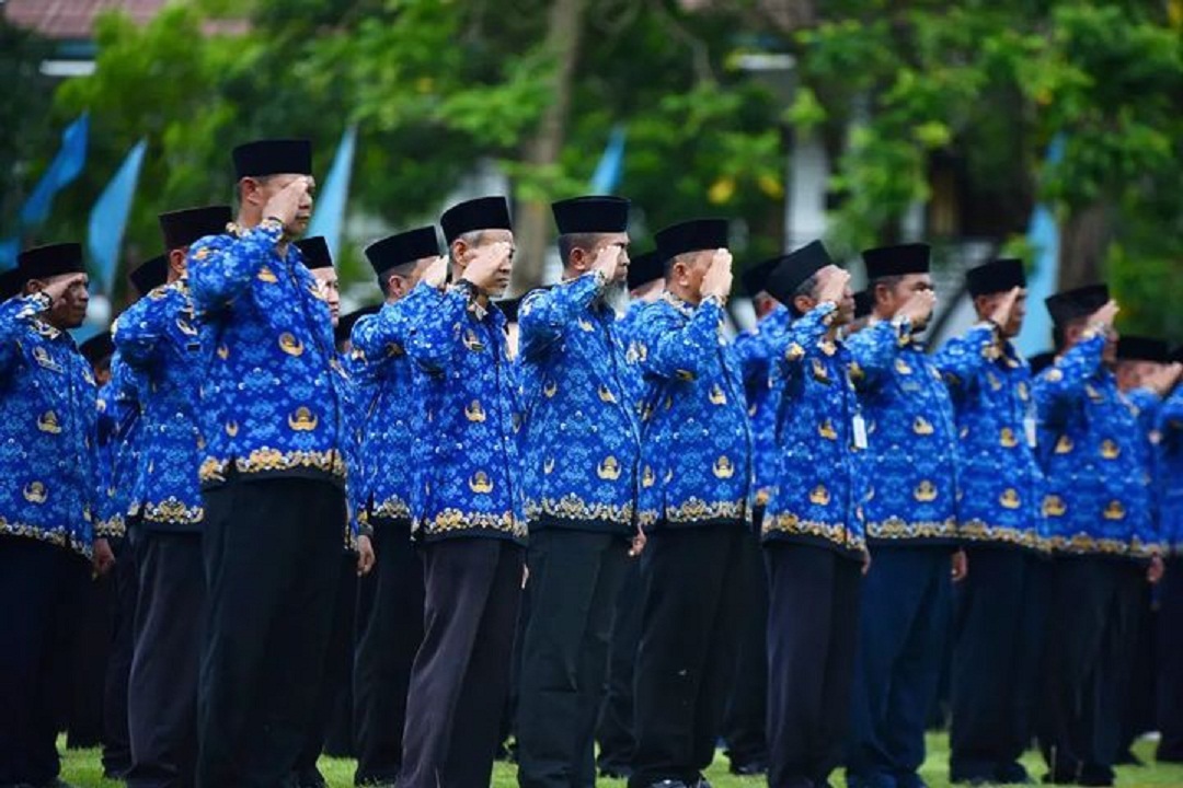 ILUSTRASI: Para ASN Pemkab Pacitan lagi upacara. Gaji 13 bakal ndang cair minggu iki. (DOK. RADAR MADIUN)