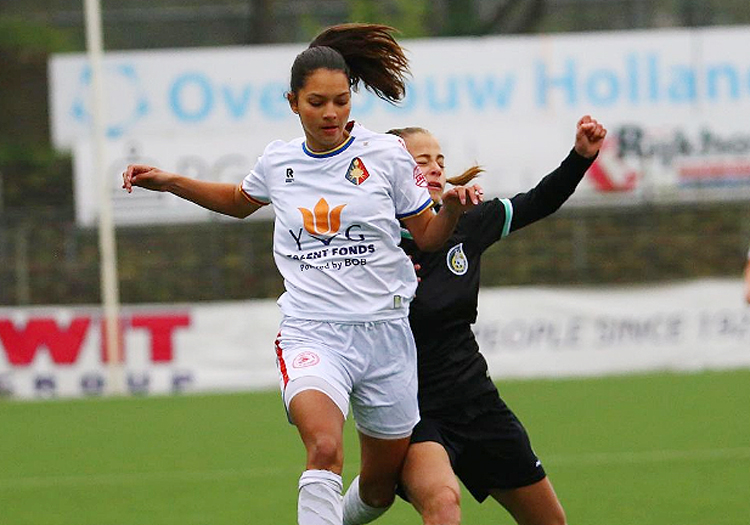 Estella Loupatty saat beraksi di lapangan bersama Telstar.