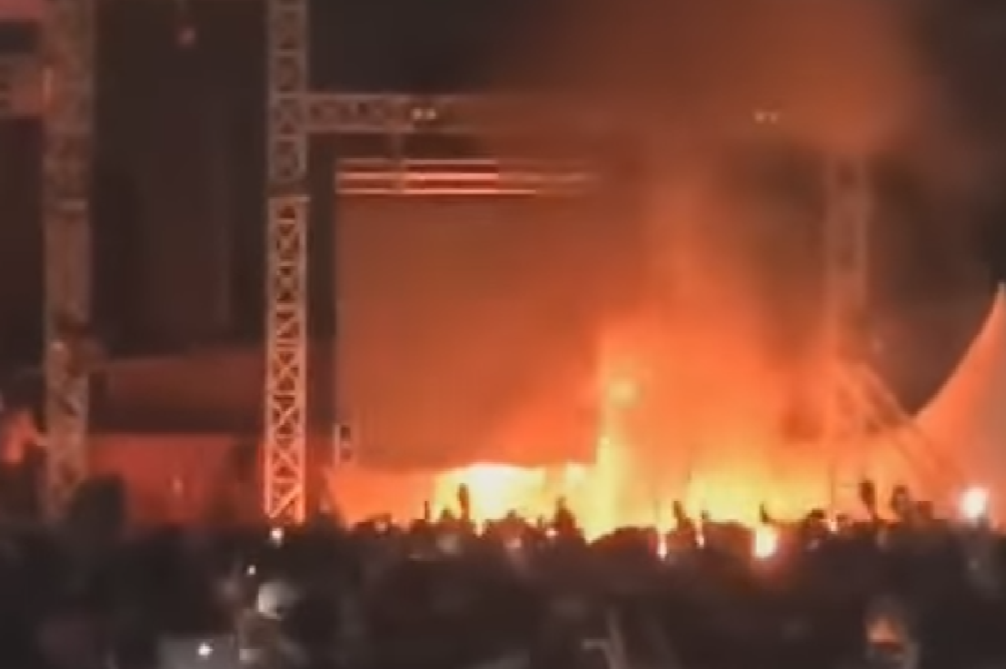 MEMBARA: Panggung Tangerang Lentera Festival dibakar massa usai NDX Aka dan Guyon Waton gagal pentas, Minggu (23/6) malam. (INSTAGRAM)