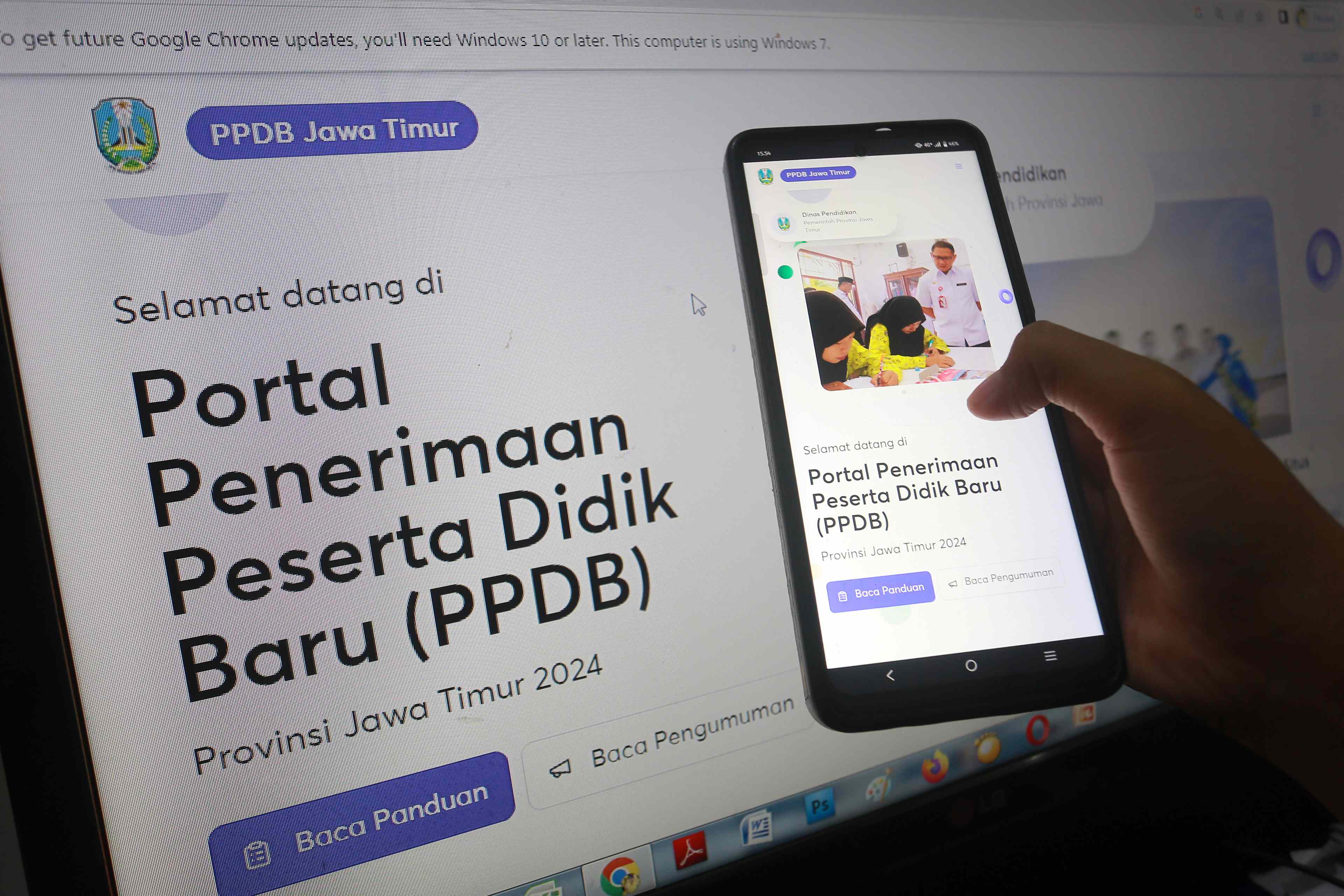 AYO SEKOLAH: Informasi mengenai PPDB SMA/SMK dapat diakses lewat ppdbjatim.net. (BAGAS BIMANTARA/RADAR MADIUN)