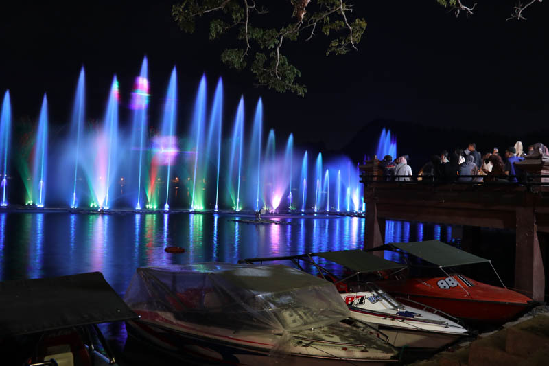 AIR MENARI: Pertunjukan water fountain di Telaga Ngebel, Kabupaten Ponorogo, diharapkan mampu menarik minat pelancong dan mendongkrak tingkat wisatawan.