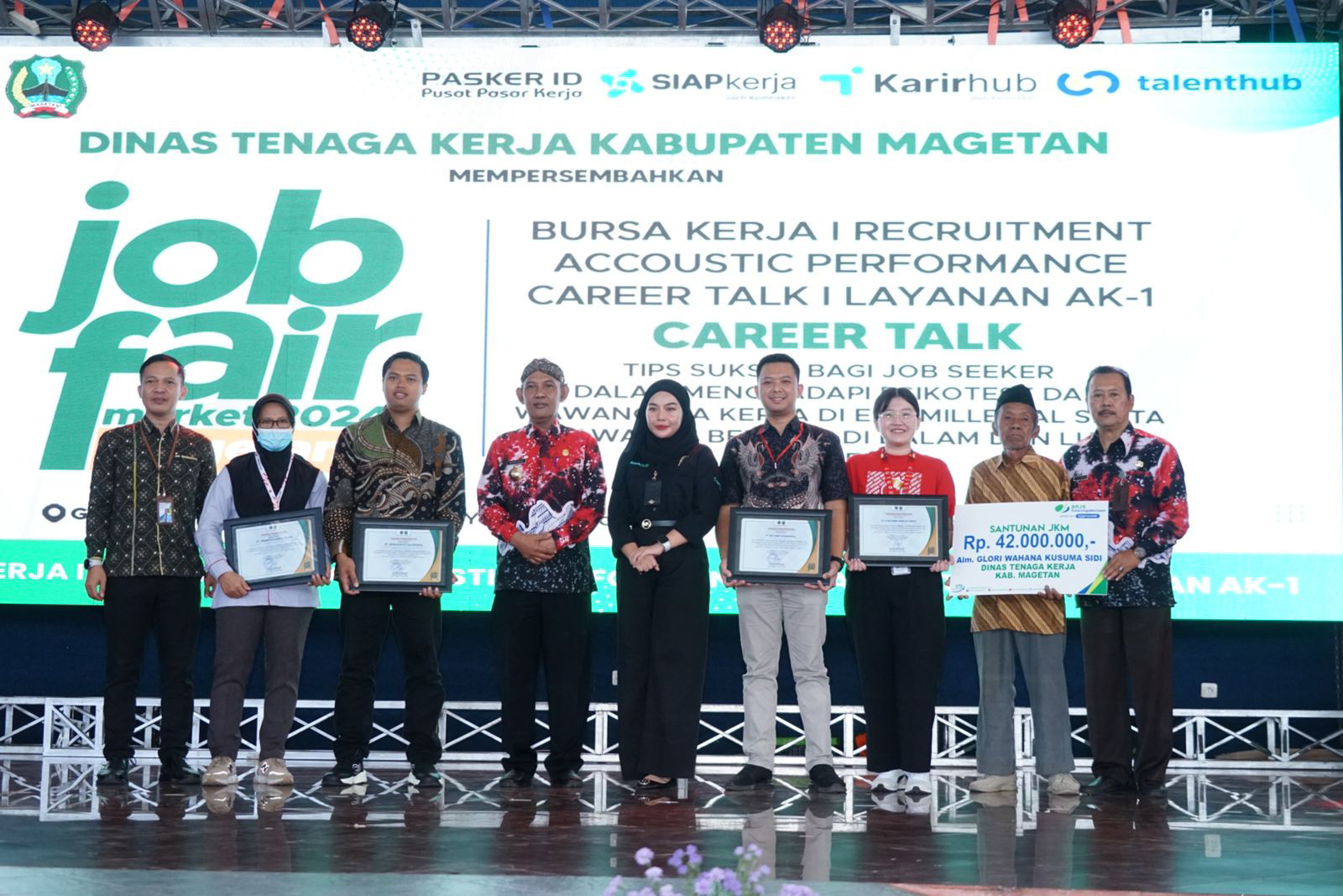 SERAHKAN SANTUNAN: Pj Bupati Magetan Hergunadi dan Kepala BPJS Ketenagakerjaan Madiun Anwar Hidayat (paling kiri) saat menyerahkan santunan ahli waris almarhum Glori Wahana Kusuma Sidi. (PROKOPIM)