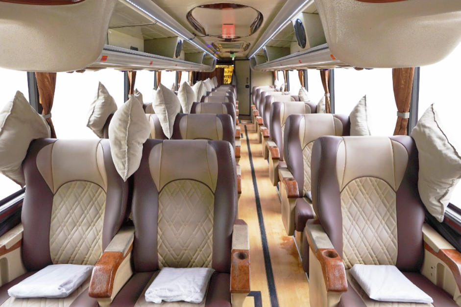 Ilustrasi interior bus DAMRI yang melayani trayek antar kota. (DAMRI.CO.ID)