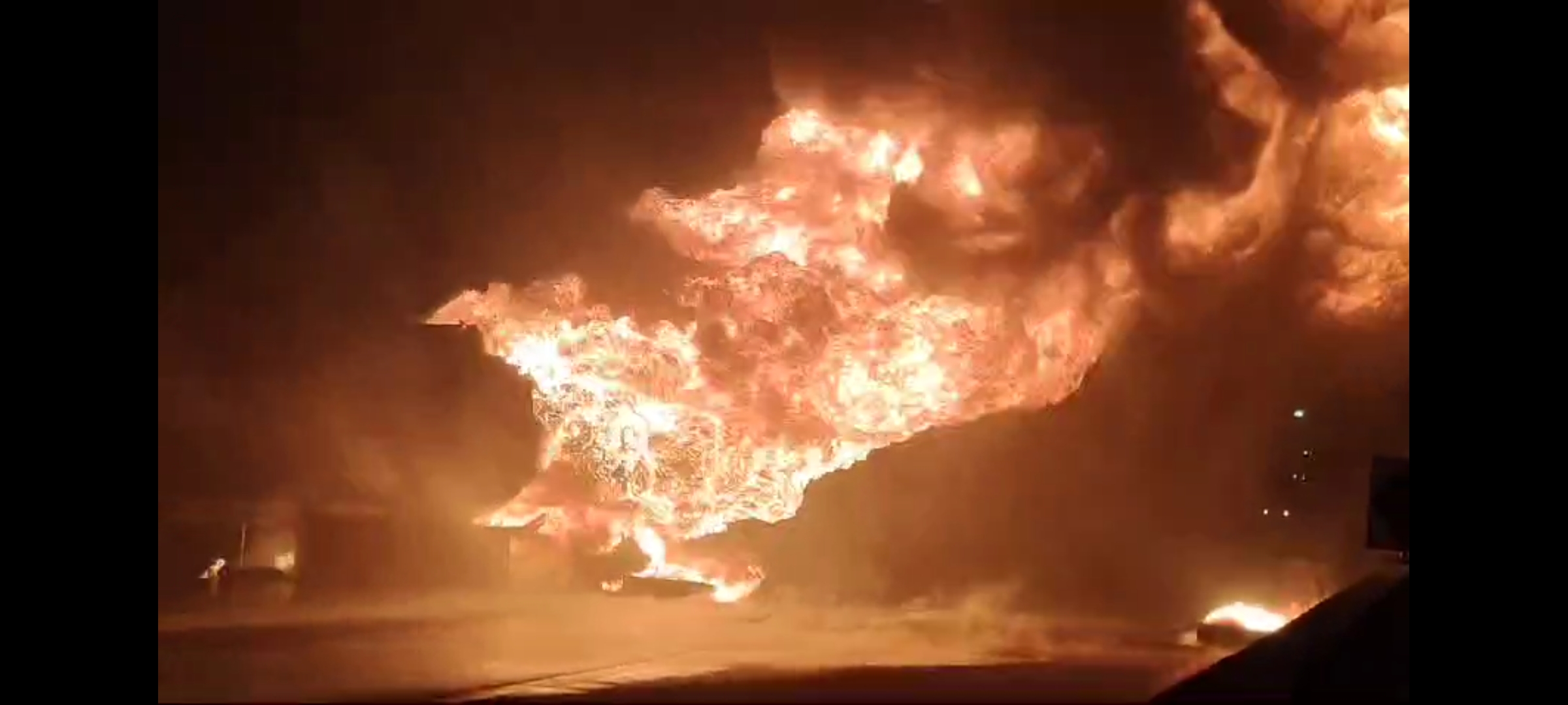 TERBAKAR HEBAT: Truk tangki BBM mengalami kebakaran di ruas Tol Ngawi-Solo, tepatnya di dekat Exit Tol Ngawi, Selasa (25/6) malam. (AMATIR WARGA)