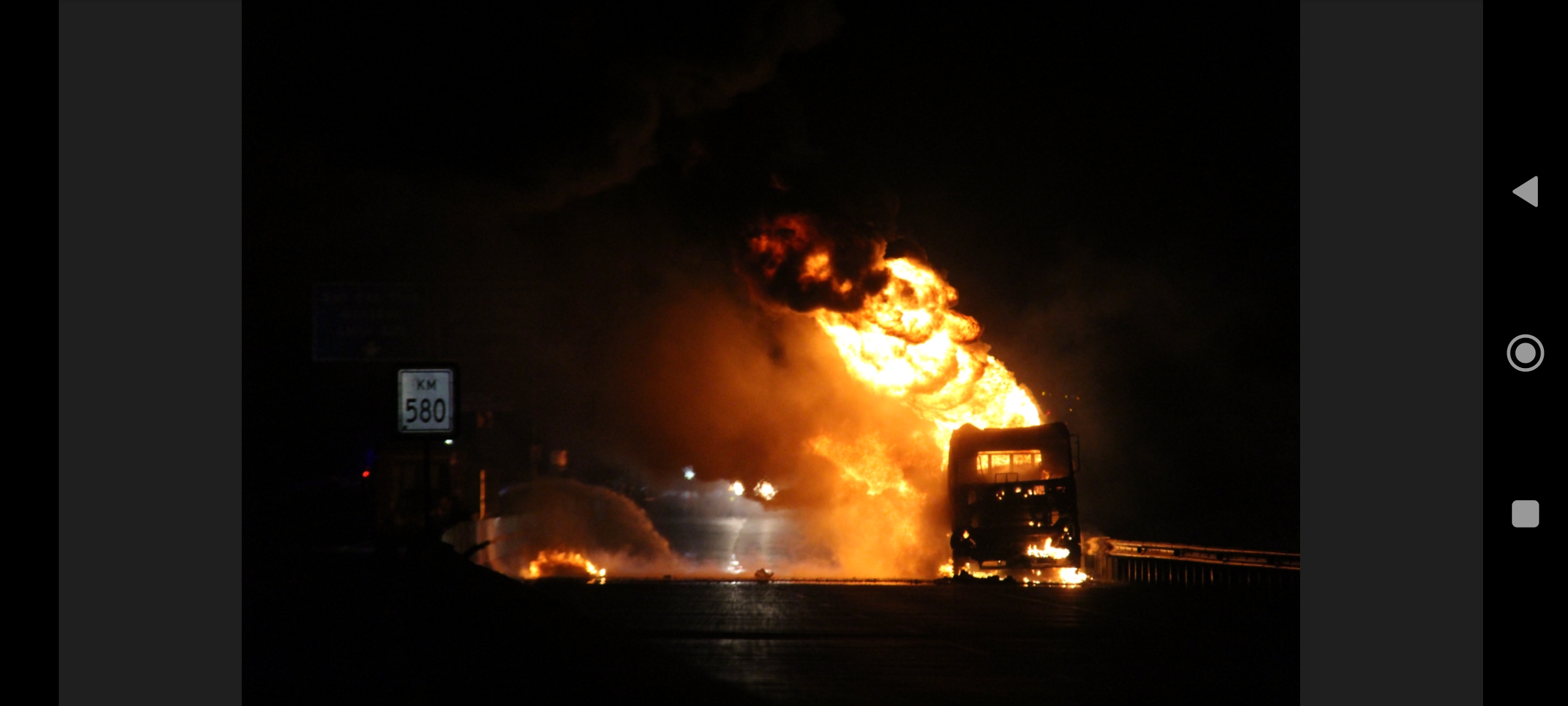HANGUS: Truk tangki BBM mengalami kebakaran di ruas Tol Ngawi-Solo, tepatnya di dekat Exit Tol Ngawi, Selasa (25/6) malam. (ASEP SYAEFUL/RADAR MADIUN)