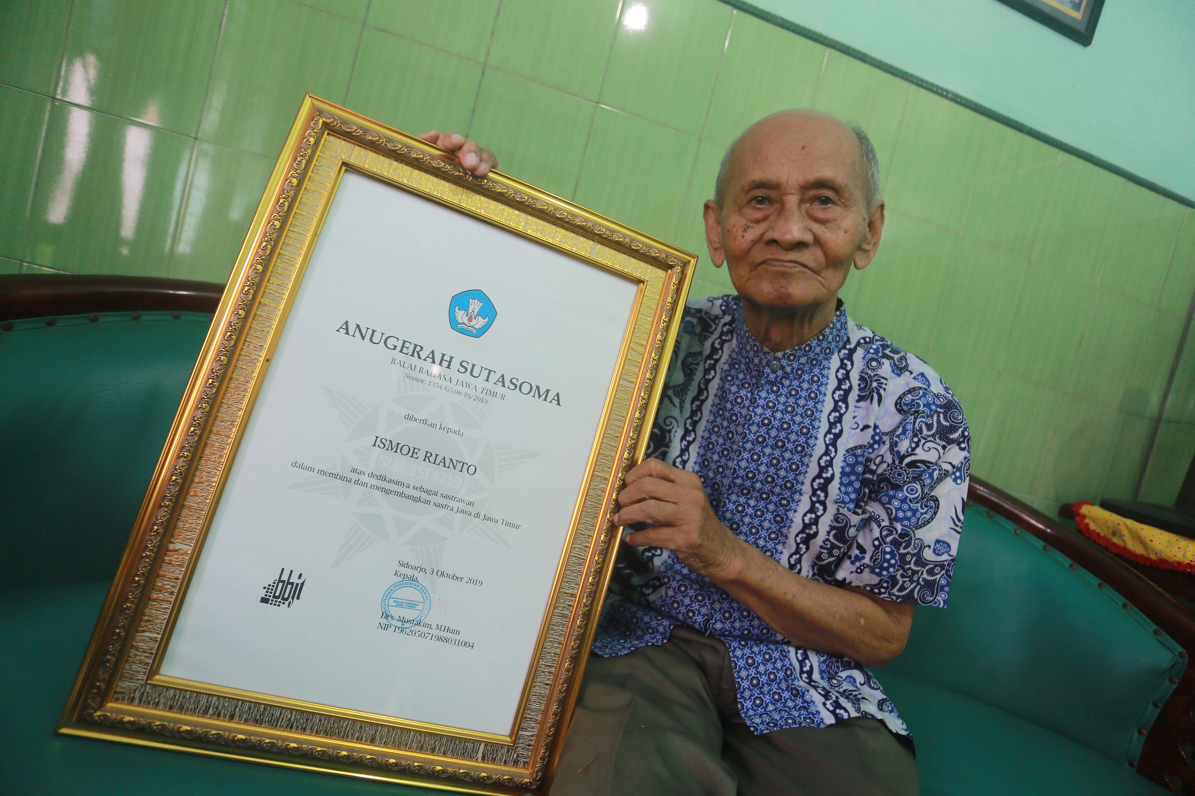 SEPUH: Ismoe Rianto menunjukkan penghargaan Anugerah Sutasoma yang diterimanya. (BAGAS BIMANTARA/RADAR MADIUN)