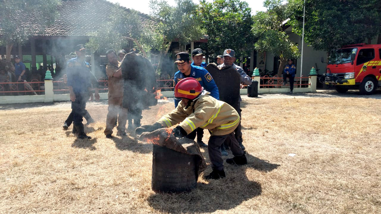 MITIGASI: Petugas Damkar Kabupaten Madiun memberikan sosialisasi pencegahan dan penanganan kebakaran ke tokoh pilar desa di Kelurahan Munggut, Wungu, Selasa (25/6). (DAMKAR KAB. MADIUN)