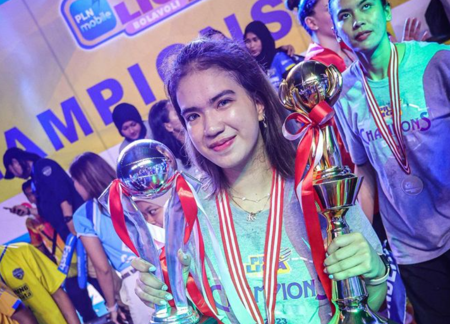 SEMRINGAH: Shella Bernadetha merayakan juara Proliga 2023 bersama Bandung BJB Tandamata. (INSTAGRAM)