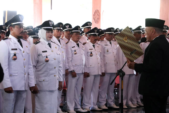 TAMBAH LAMA : Bupati Sugiri Sancoko mengukuhkan dan menyerahkan SK perpanjangan jabatan kepada 276 kades di pendapa Kabupaten Ponorogo, Selasa (25/6).