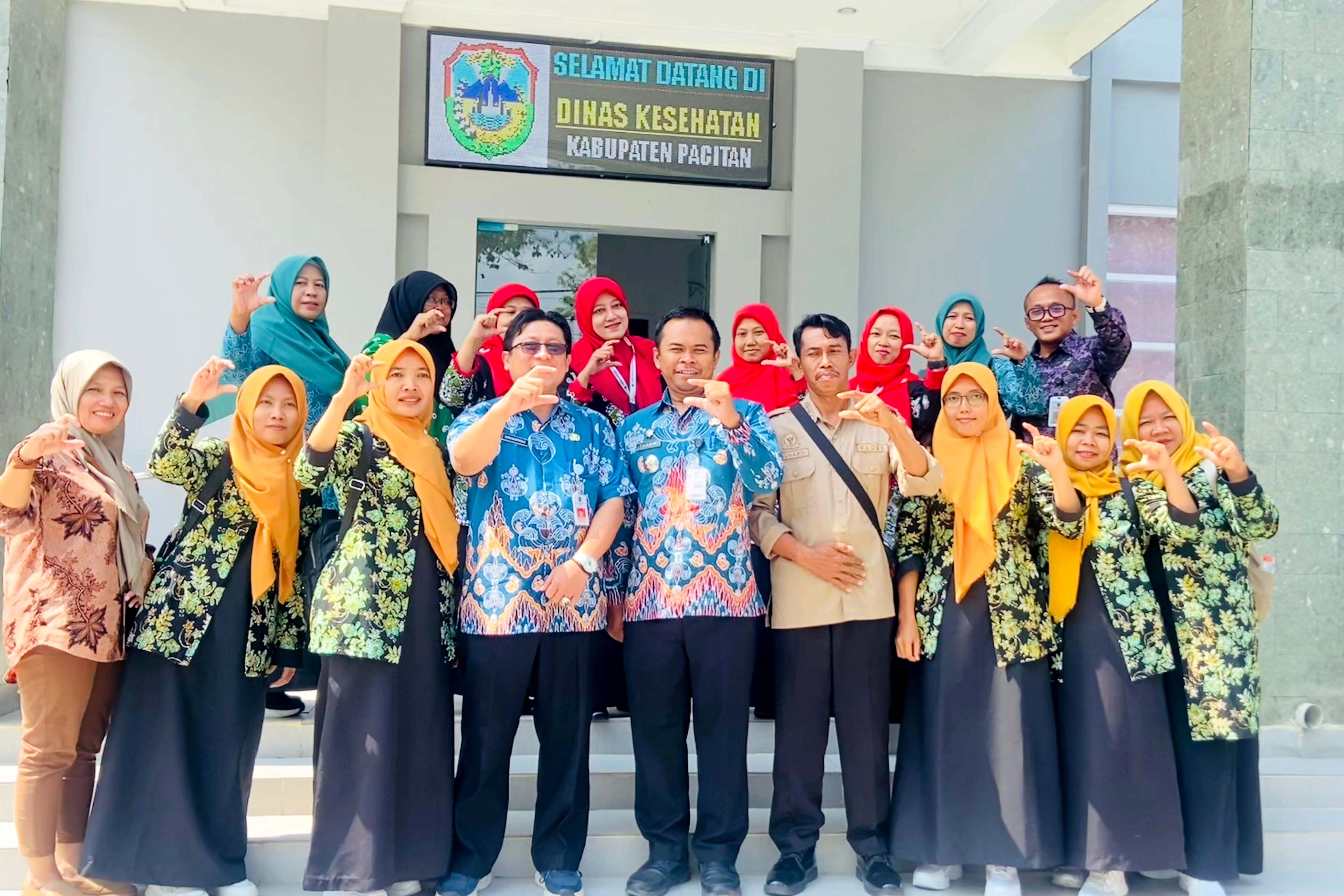KOMPAK: Kadinkes Pacitan dan jajarannya foto bersama kader Posyandu Kencana usai presentasi kemarin. (SUCI OKTA/RADAR PACITAN)