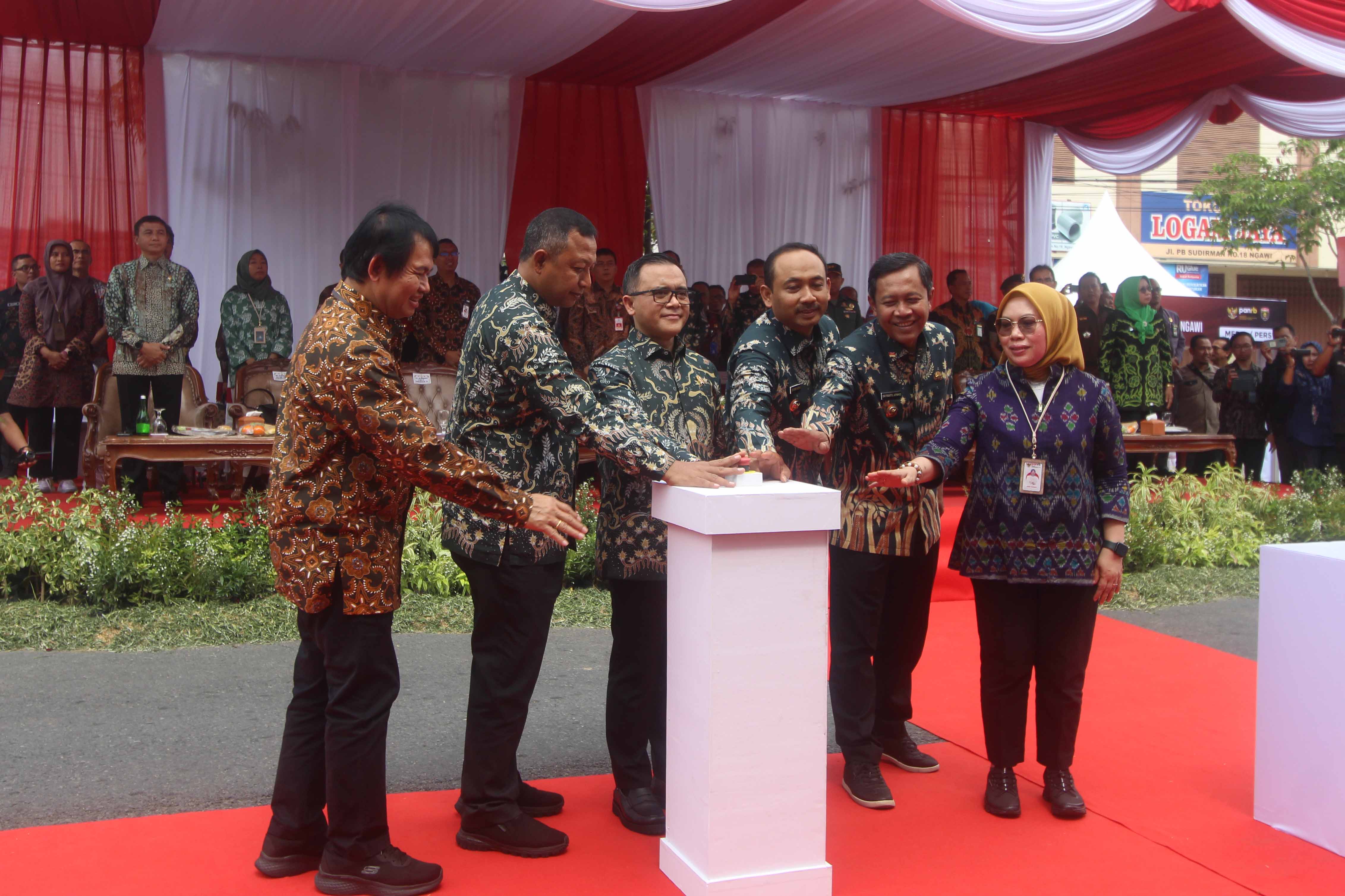 GRAND LAUNCHING: Menteri PAN-RB Abdullah Azwar Anas bersama Bupati Ngawi Ony Anwar Harsono, dua orang di tengah, meresmikan Mal Pelayanan Publik Ngawi, Kamis (27/6).