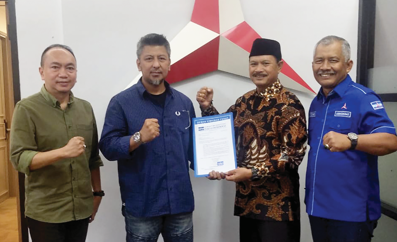 DUKUNGAN POLITIK: Maidi menerima surat rekomendasi dari DPP Demokrat sebagai bacawali Madiun, Rabu (26/6).&nbsp;(DPC DEMOKRAT)