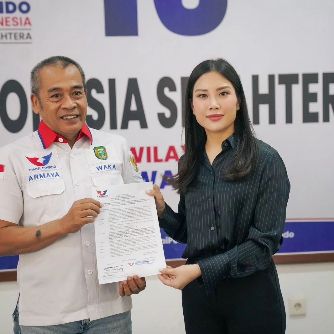 Armaya menerima SK penunjukannya sebagai Ketua DPW Perindo Jatim dari DPP. (Instagram Perindo)