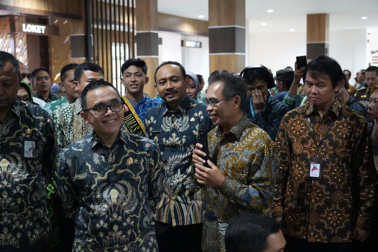 KOMITMEN: Menpan RB Abdullah Azwar Anas, Bupati Ngawi Ony Anwar Harsono, dan Direktur Kepesertaan BPJS Kesehatan David Bangun. (BPJS KESEHATAN)