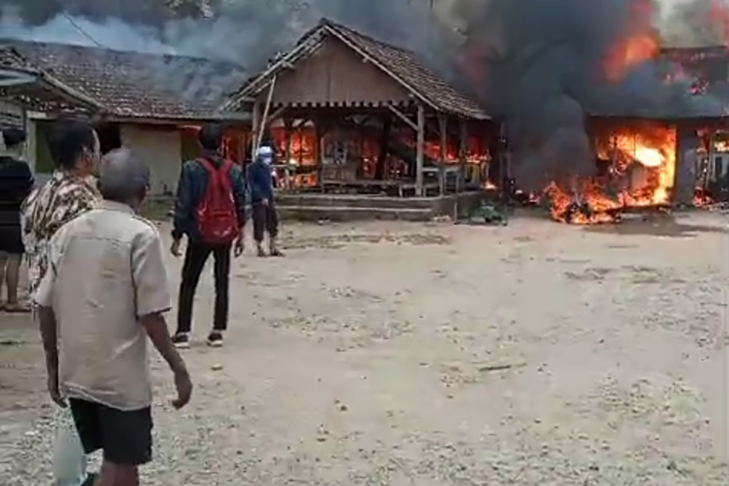 HABIS-HABISAN: Tangkapan layar smartphone peristiwa kebakaran toserba di Desa Wonokarto, Ngadirojo, Pacitan.&nbsp;(ISTIMEWA)