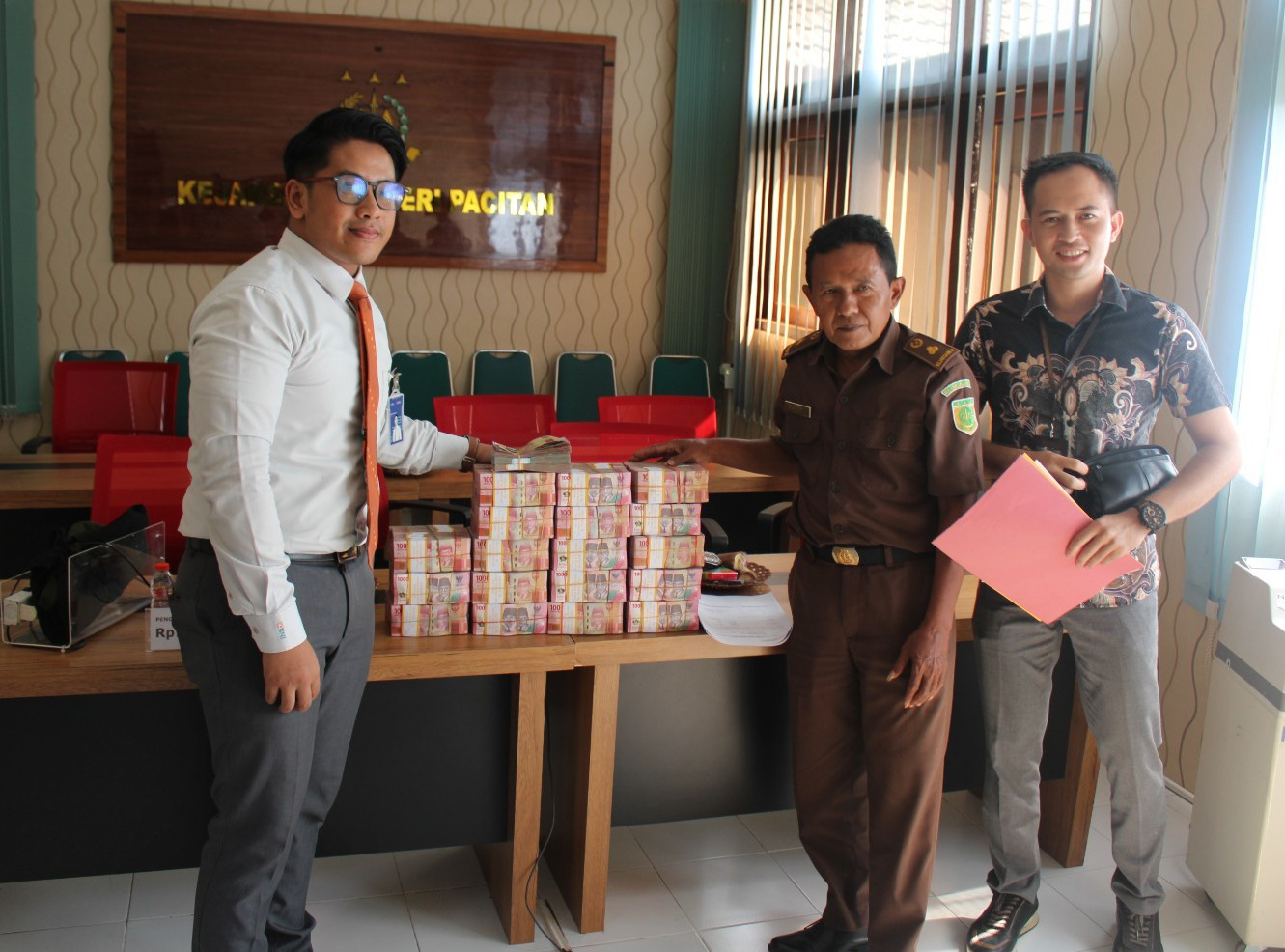 SEBAGIAN: Kejaksaan Negeri Pacitan menyerahkan uang negara yang dikorupsi para terpidana dalam proyek PPP Tamperan Pacitan 2021. (NUR CAHYONO/RADAR PACITAN)