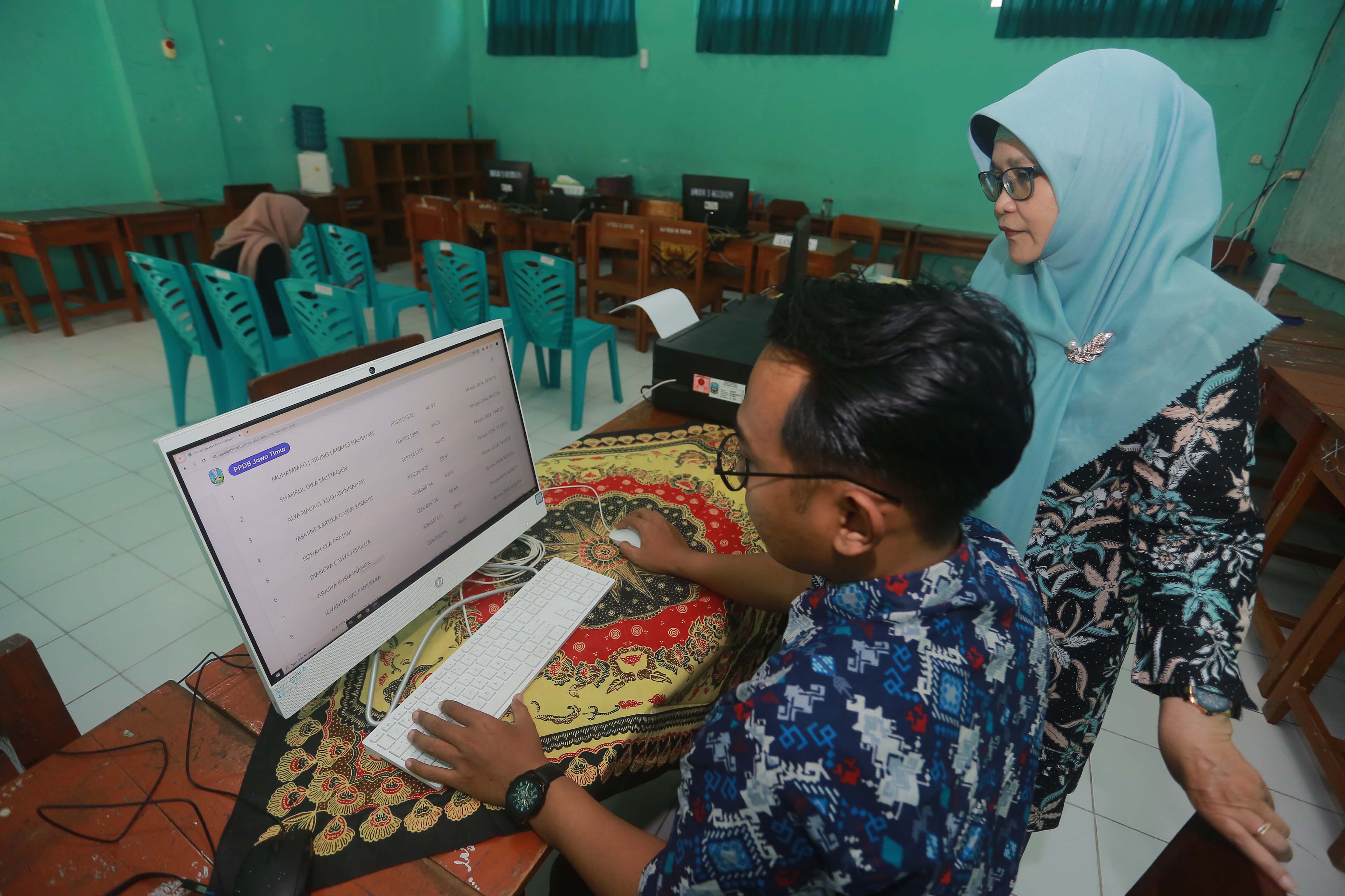 PPDB: Pihak SMAN 5 Kota Madiun menyiapkan fasilitas komputer bagi siswa yang ingin melakukan pendaftaran via jalur zonasi.&nbsp;(BAGAS BIMANTARA/RADAR MADIUN)
