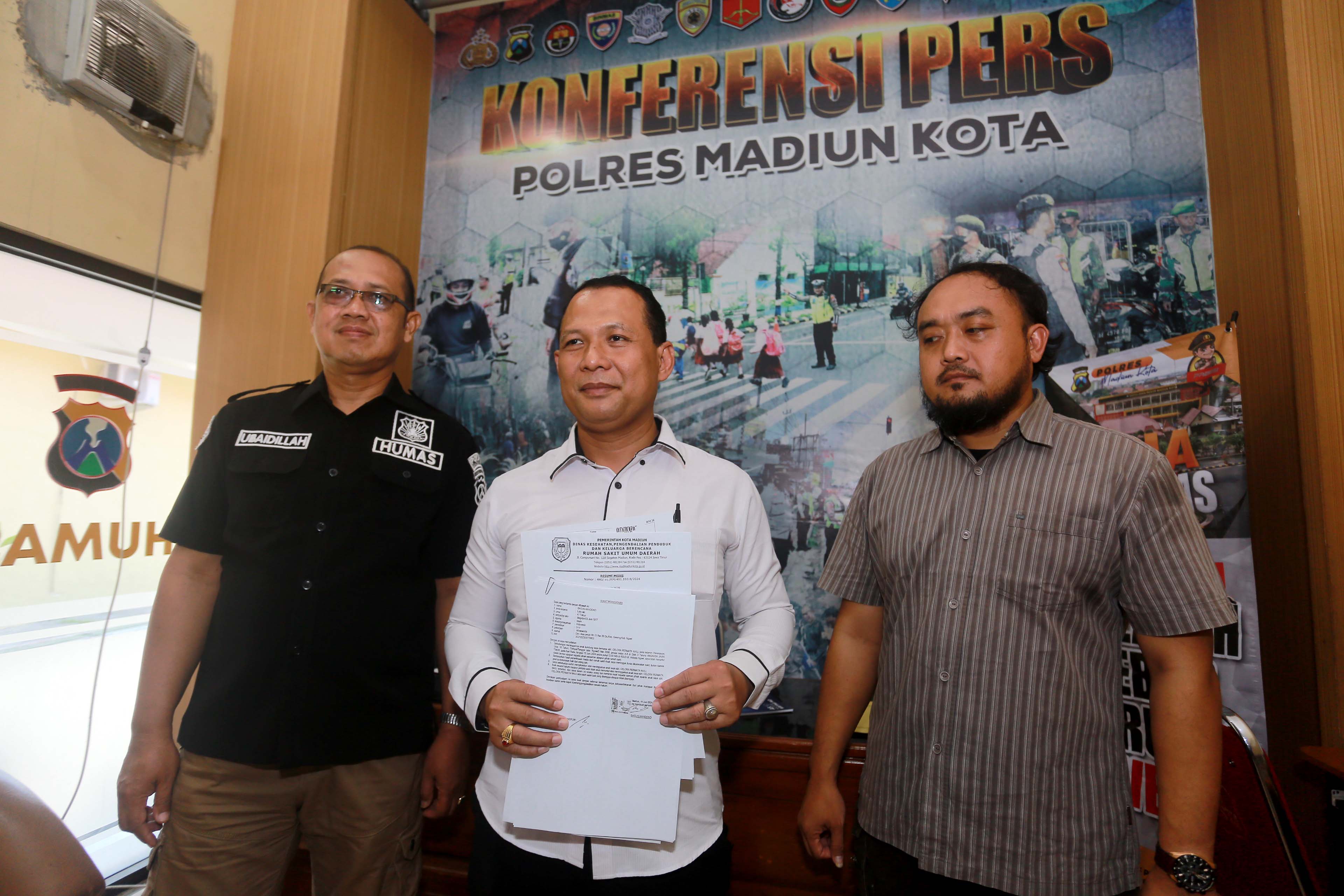 TUNJUK BUKTI: Kasat Reskrim Polres Madiun Kota AKP Sujarno menunjukkan hasil rekam medis GPN, pelajar SMAN 3 Taruna Angkasa Madiun yang meninggal karena sakit, Kamis (27/6). (BAGAS/RADAR MADIUN)
