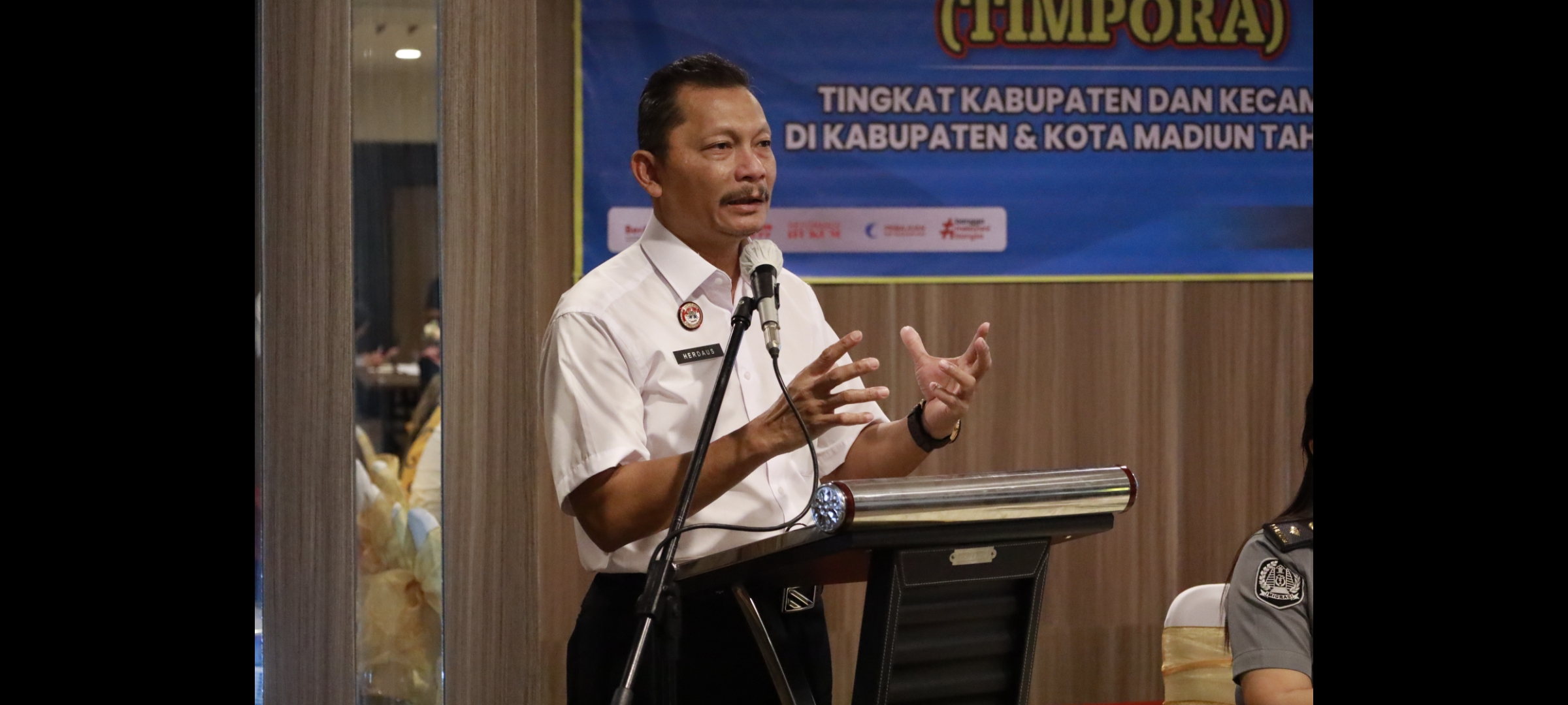 SERIUS: Kepala Divisi Imigrasi Kanwil Kemenkumham Jawa Timur Herdaus membuka Rapat Timpora. (KANIM MADIUN)