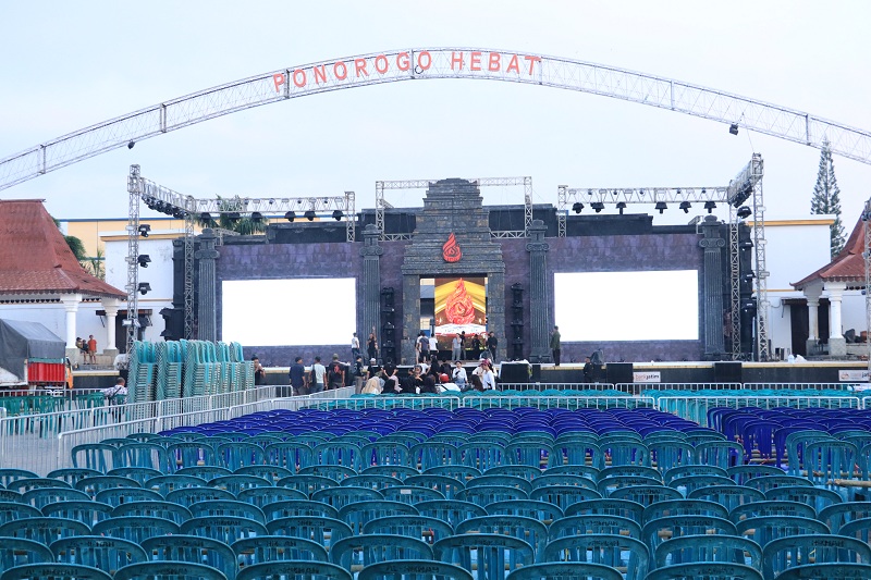 SEMARAK: Disbudparpora Ponorogo menyiapkan ribuan kursi saban harinya selama Festival Nasional Reog Ponorogo dan Festival Reog Remaja di Grebeg Suro 2024.
