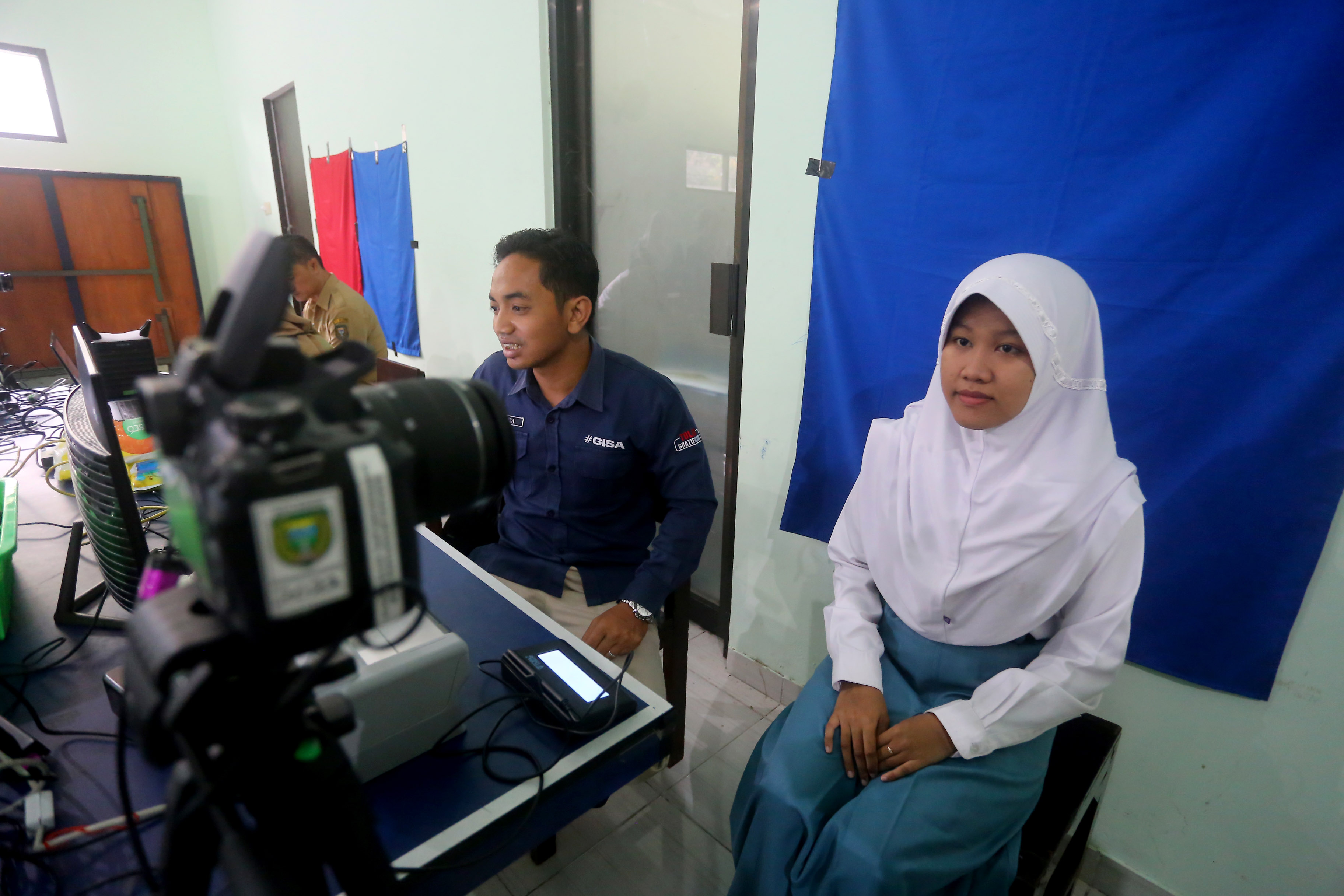 KEJAR TARGET: Dispendukcapil Kota Madiun berencana menggulirkan kembali program jemput bola perekaman KTP di sekolah pertengahan Juli mendatang. (BAGAS BIMANTARA/RADAR MADIUN)