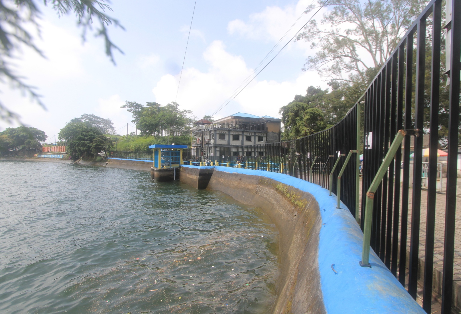 ADA PAGAR: Pintu air di sisi selatan Telaga Sarangan dipasangi pagar. (AJI PUTRA/RADAR MADIUN)