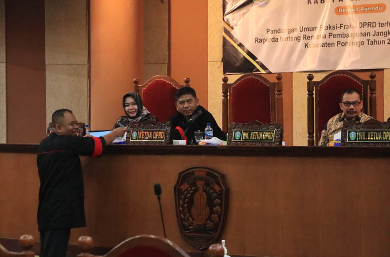 PANDANGAN UMUM: Fraksi-fraksi DPRD Ponorogo menyerahkan berkas pandangan umum tentang RPJPD Ponorogo 2025-2045 dalam sidang paripurna, Jumat (28/6)